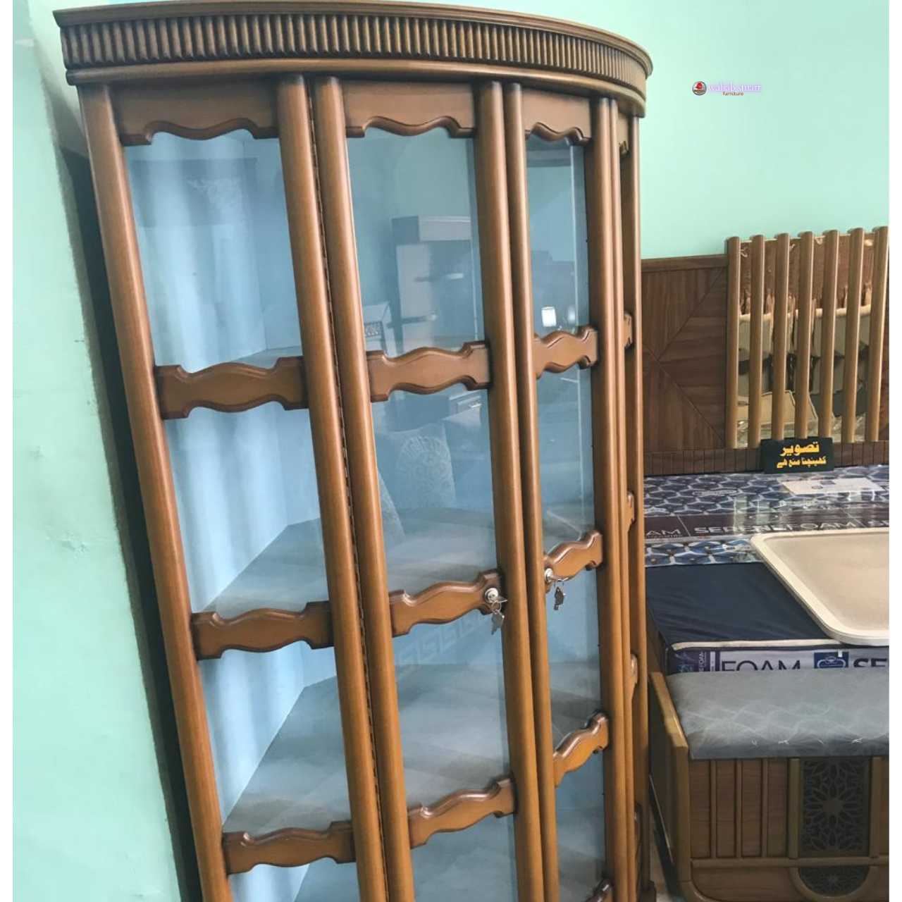 Corner showcase